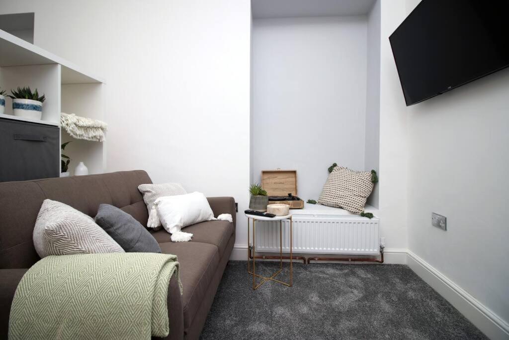 The Snug - Studio In Mount Pleasant Apartment